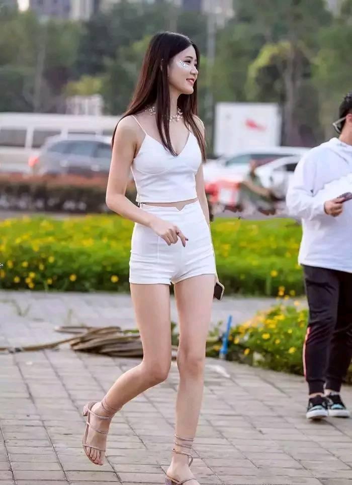 带子 吊带背心搭配牛仔短裤,清爽舒适,大长腿展露无遗!