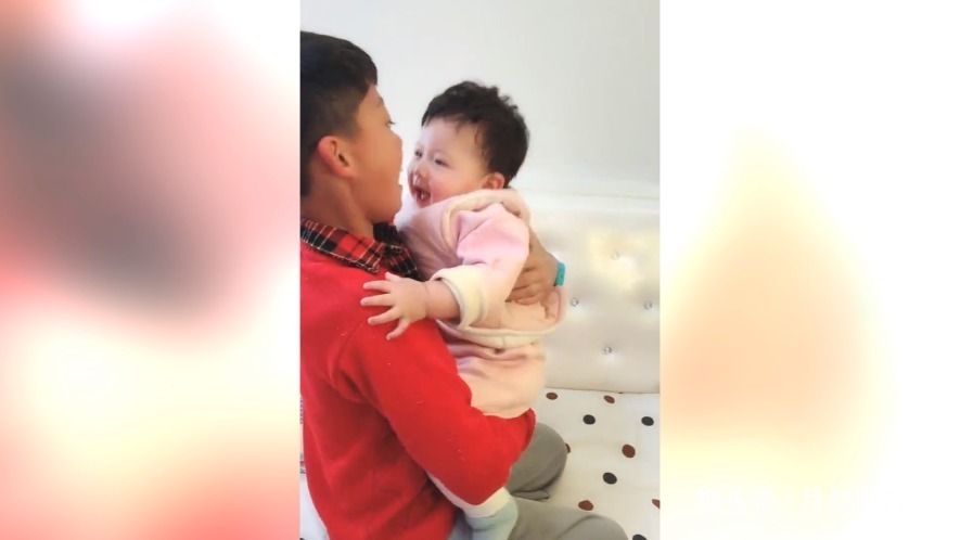 小知识|妹妹在沙发上玩,看到哥哥后,就激动起来了,网友这小腿真可爱