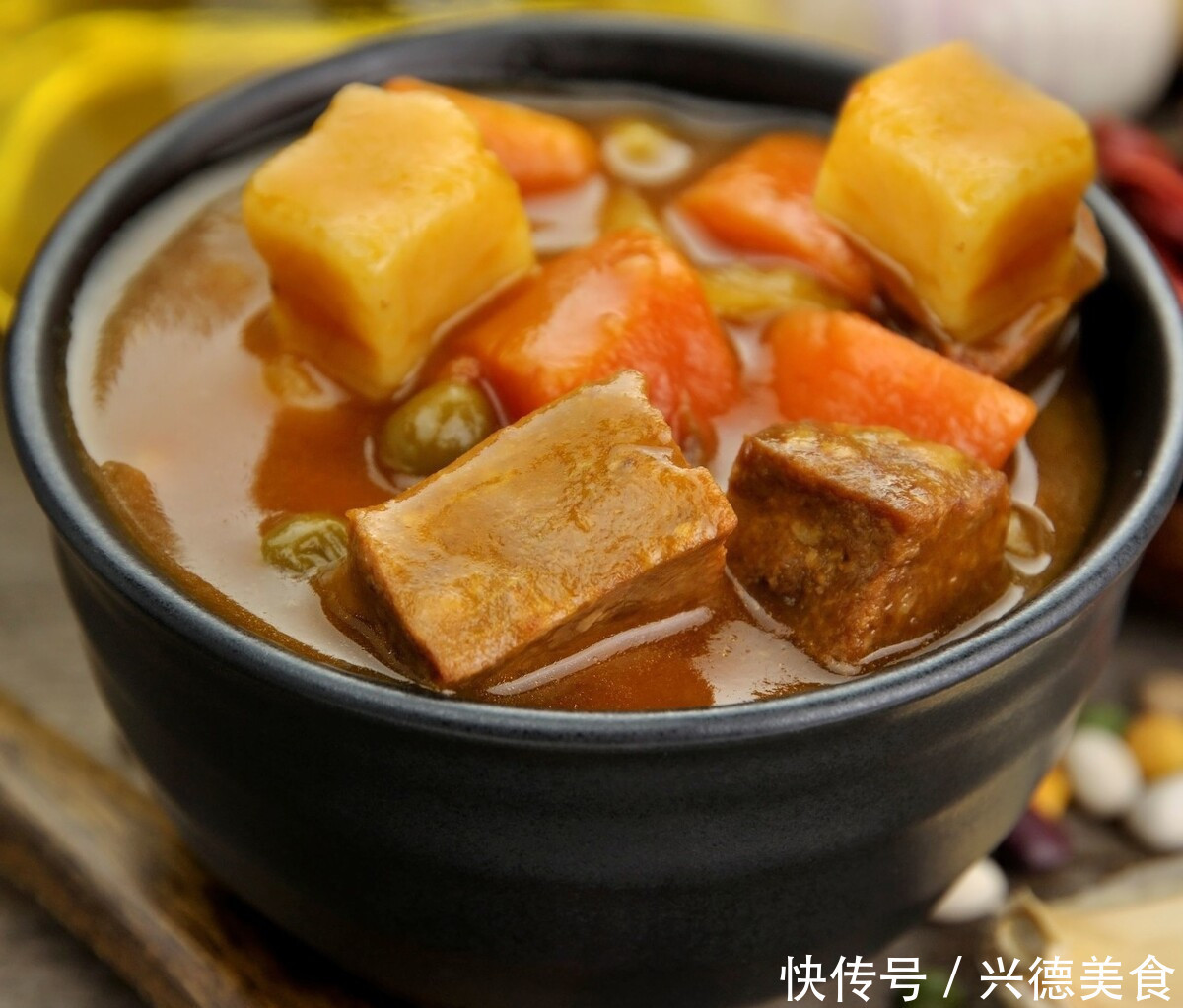 炖牛肉时,只需加入一勺红茶,炖出的牛肉软烂,鲜香软糯无腥味!