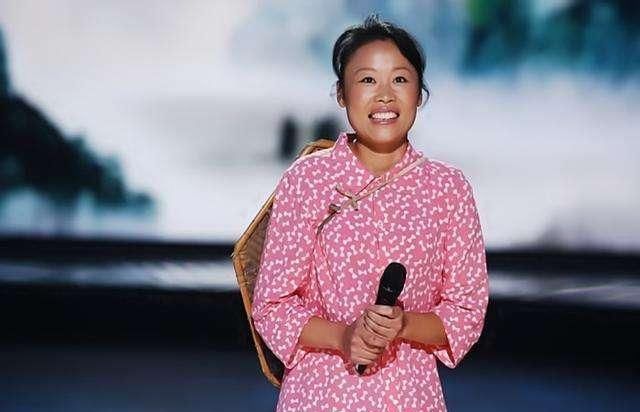 37岁草帽姐被封杀,曾开豪车炫富忘本,今回庄稼地种大蒜