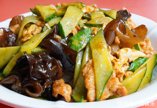 炒木耳时容易炸锅教你一招,轻松就解决,木耳脆嫩爽口不溅油