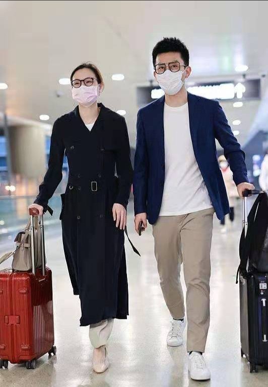 吴敏霞气场太强，罕见穿高跟鞋像女总裁，老公小男生打扮惨变助理