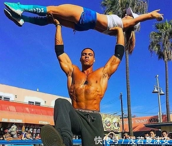 欧美|身高2米的肌肉小伙,长期进行街头健身,能同时扛起3个成年女性