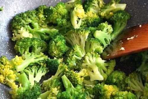家人|常吃西兰花好处多多,适合老人小孩食用,为家人健康早点了解