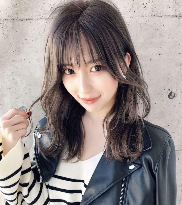 什么发型减龄又时尚?试试这三种柔卷发,简单随意又显皮肤白