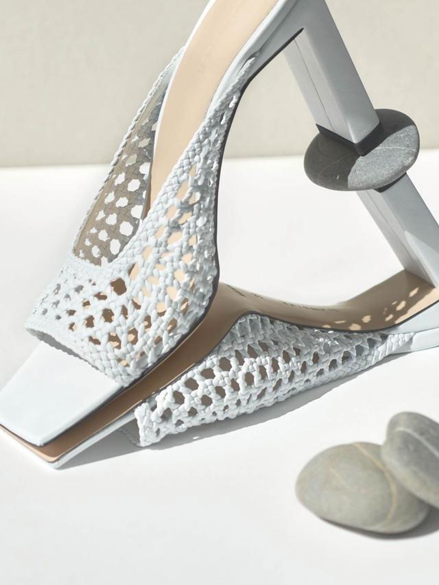 参考价格 翻了身的“土味凉鞋”,这次成了时髦精心中的C位