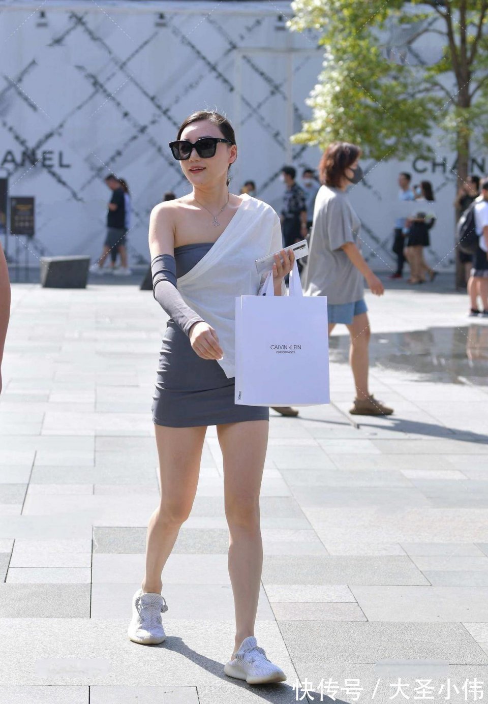 前卫感|美女街拍:微胖非胖,而是恰如其分的美,微胖女生穿啥都好看,一起吃个饭吧