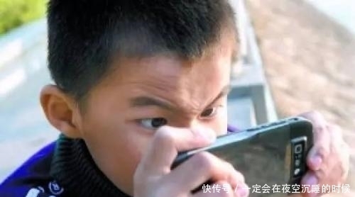 父母|玩手机的孩子和不玩手机的孩子,10年后就能看出差距,比你想象的大!