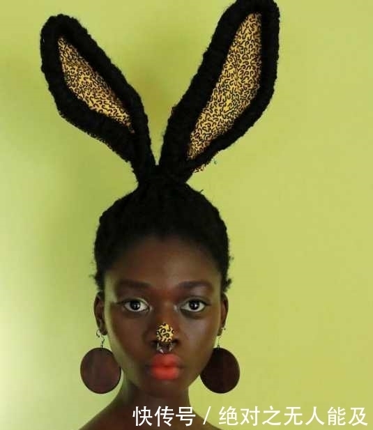 非洲女孩长得太黑没人要,整理了一下头发后,很多男人排队想娶她