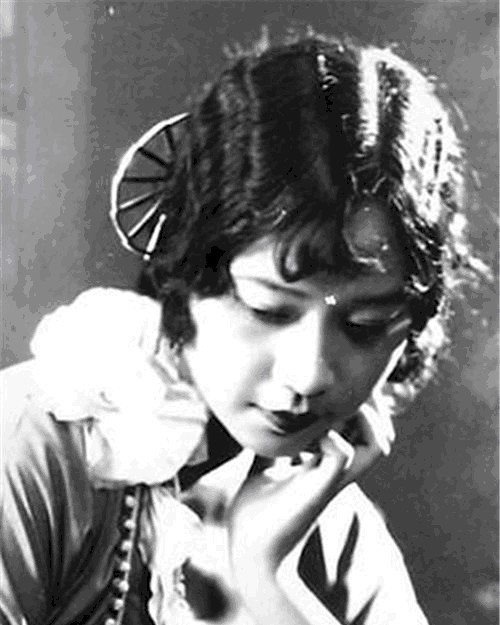 郭沫若离世后,于立群在其遗物发现一张旧照,几天后便在家上吊了