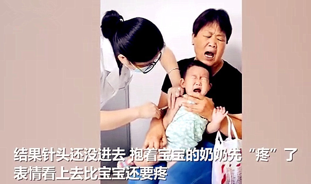 表情|孙子打针奶奶却火了!祖孙俩表情神同步,网友:真是亲孙子