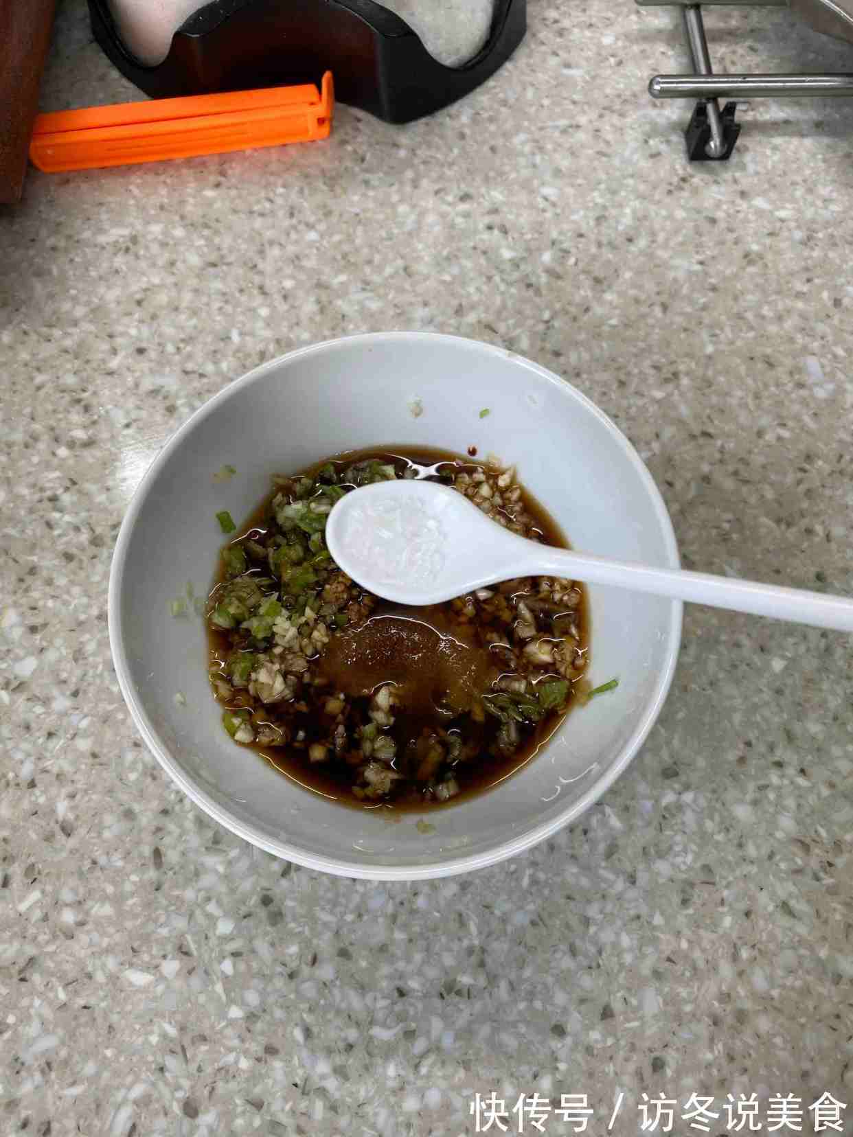 现在才知道，炒茄子不能先放油！大厨教你1招，茄子不吸油不发黑