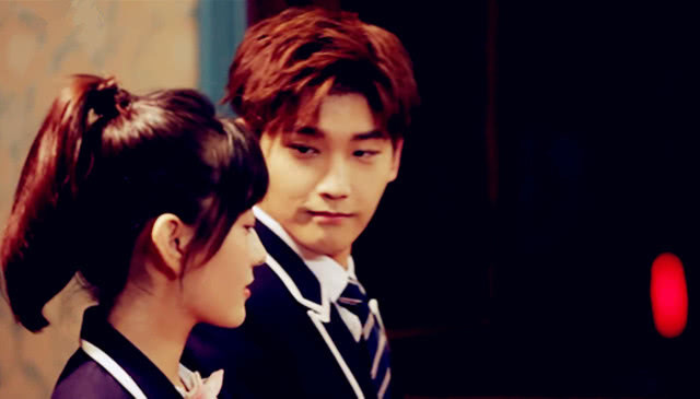 快本|当梁洁在《快本》做模特的姿势时,有人注意邢昭林的表情吗