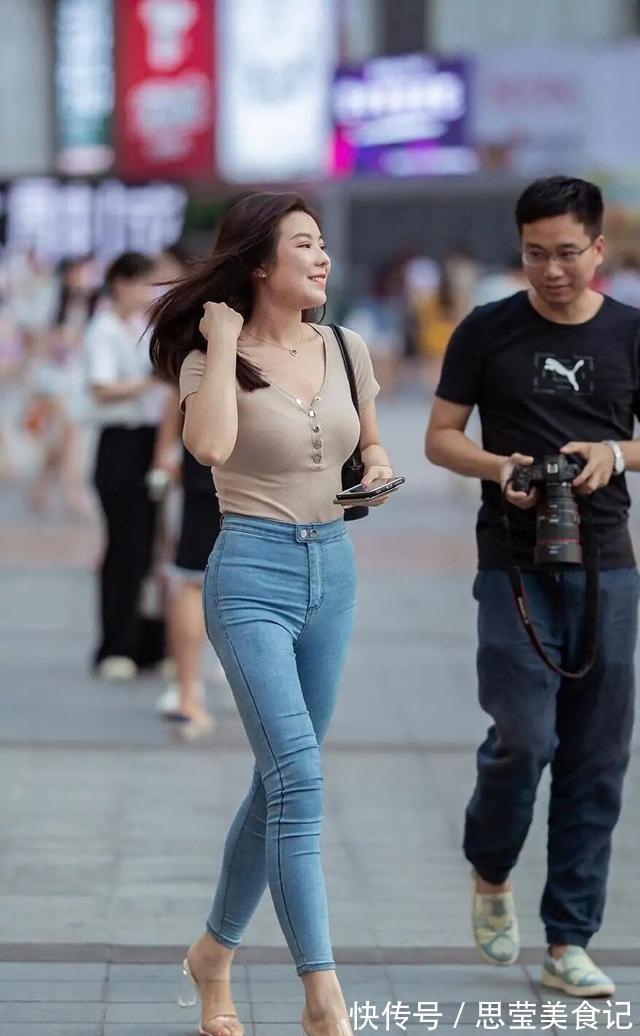 休闲短袖 白色休闲短袖搭配灰色打底裤,时尚百搭,又经典实用