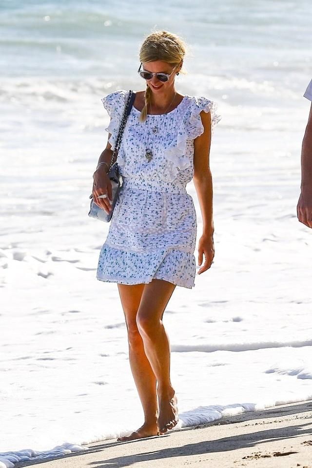 碎花裙|看腿就知道妮基·希尔顿的身材有多好，白裙穿出成熟优雅的韵味