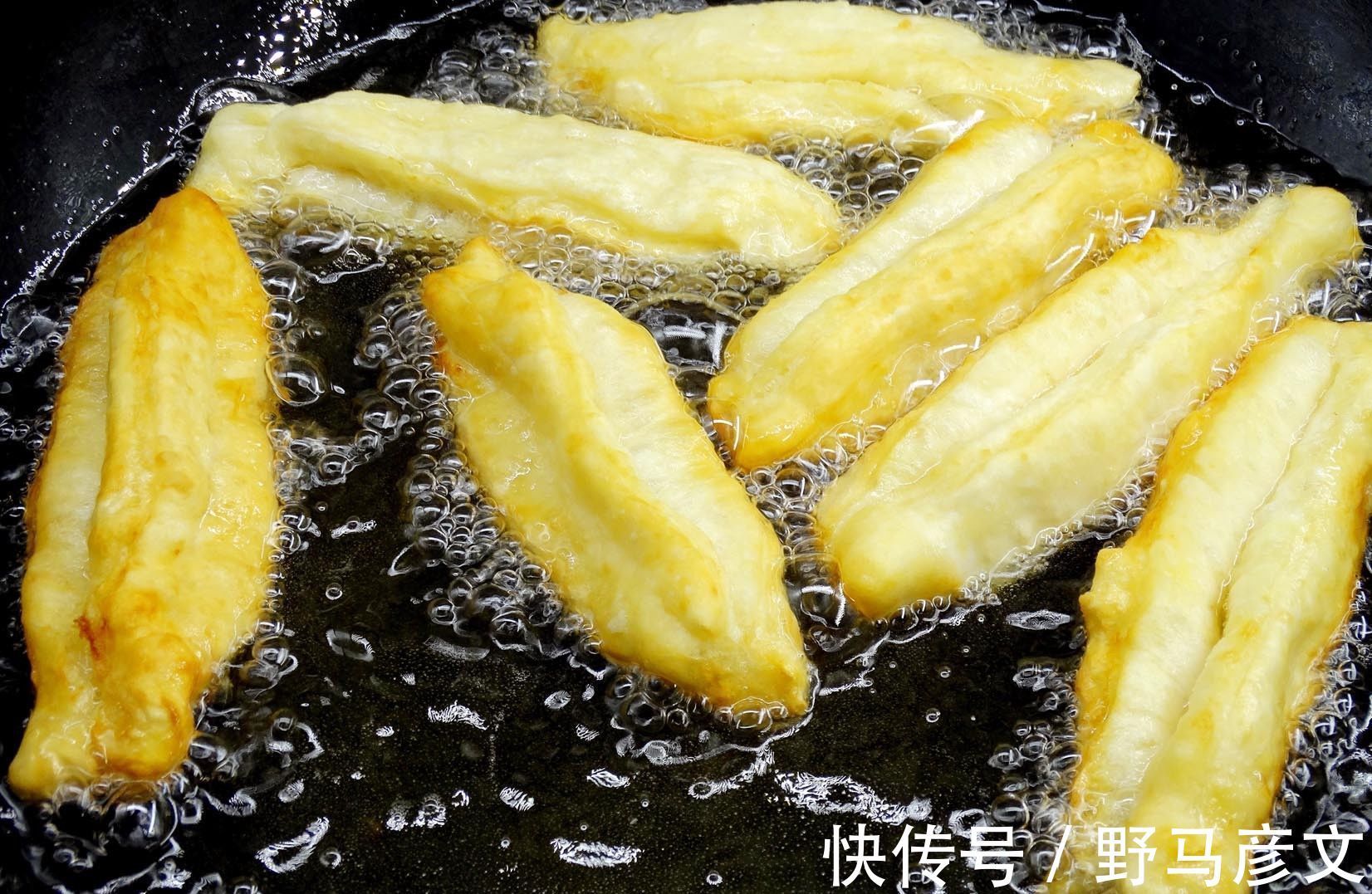油条|炸油条，加泡打粉是“大错”，用这配方，保你炸出香酥脆的油条
