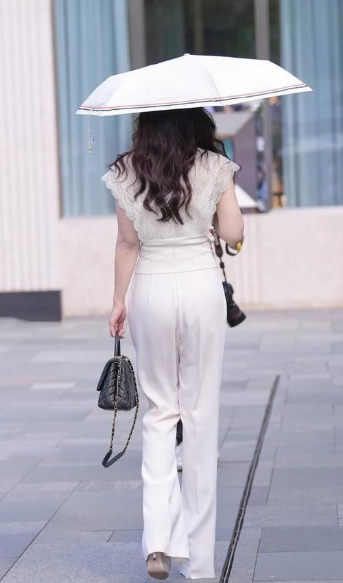 白色|米白色针织衫搭配白色长裤,成熟优雅,很适合性感成熟的少妇