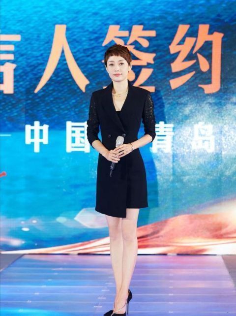 西装|马伊琍气质上了新高度,墨绿西装搭真丝衣时髦优雅,看不出年龄感