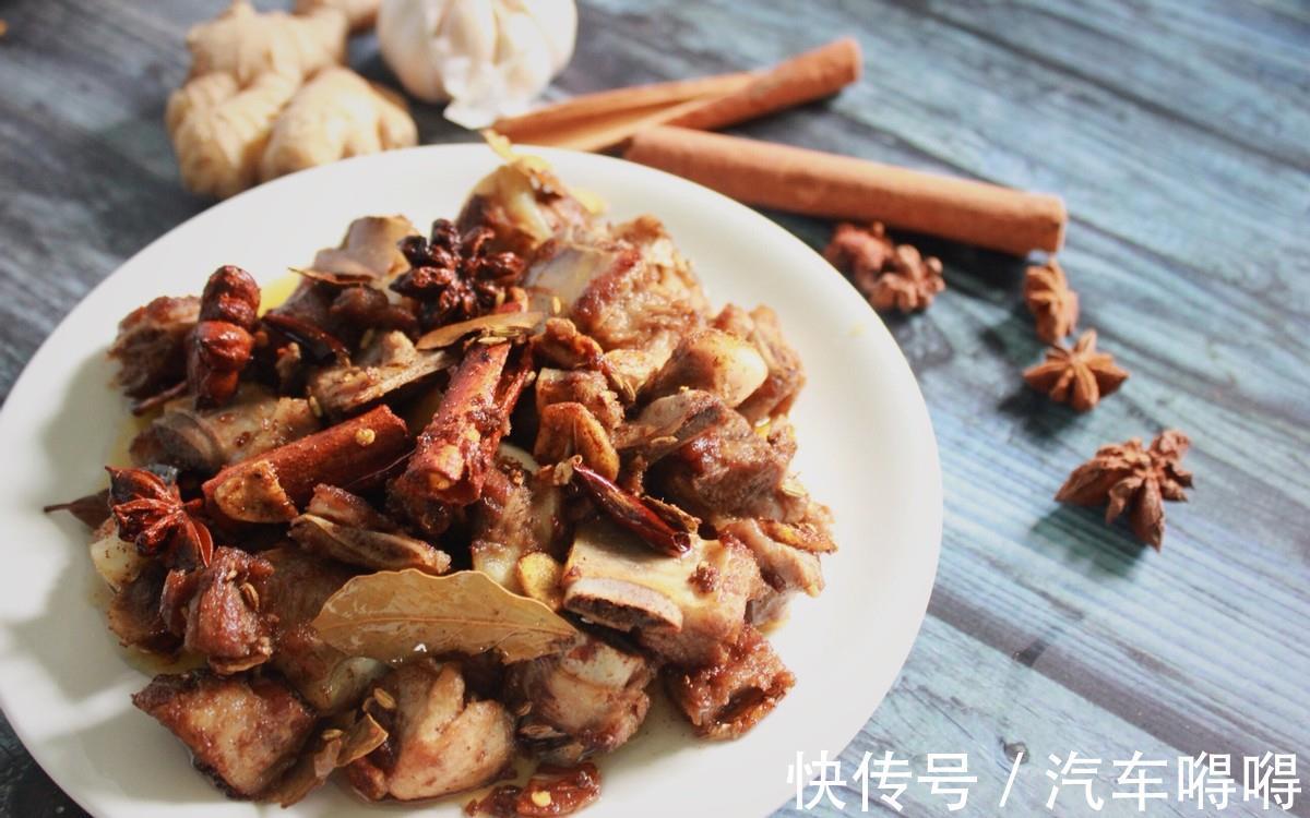 开胃|排骨别总红烧了，做一道香辣开胃的香煎小排，好吃到舔手指