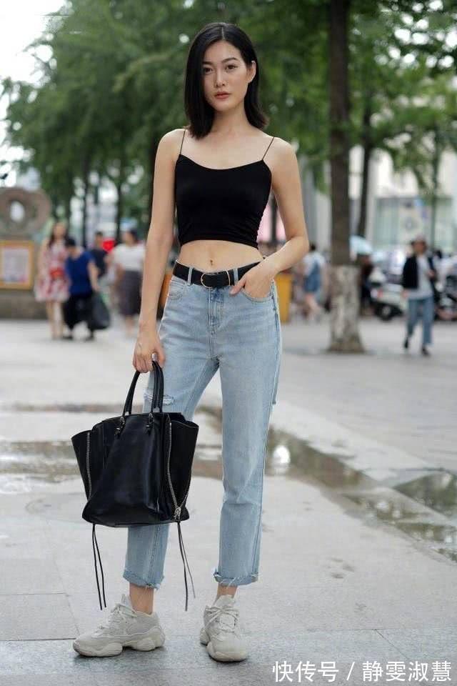 时髦|街拍:短发美女,身穿吊带配牛仔裤,充满青春时髦的味道