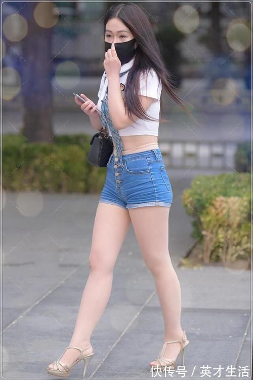 学院风 小姐姐穿白色学院风T恤,搭配短款牛仔裤,清新自然青春靓丽