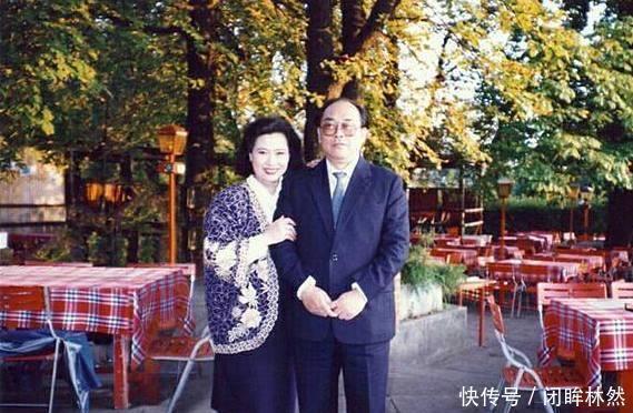 一生演唱800多首歌,丈夫去世12年,她不舍下葬将骨灰摆放在卧室