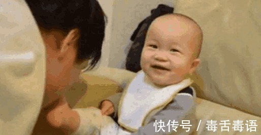 宝爸|宝爸给1岁宝宝喂饭, 宝妈进来看到这一画面, 乐的哈哈大笑!