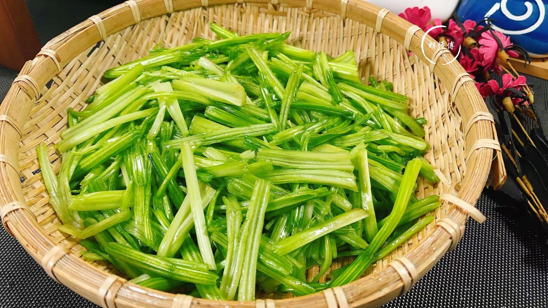 它是天然补脑菜，现在正当季，每周吃2次，头脑聪明，记忆力更强