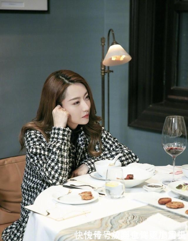 白冰相親節(jié)目餓肚子，忍不住說(shuō)自己沒(méi)吃飯，網(wǎng)友贊其直爽可愛(ài)