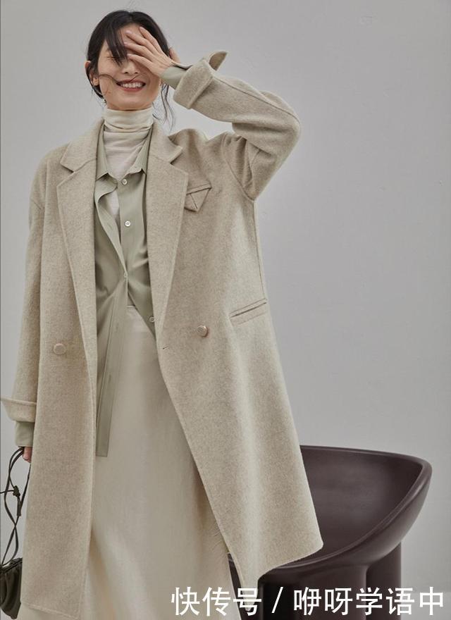 初冬不要随便穿大衣，今年流行“大衣+高领”，好温暖时髦！