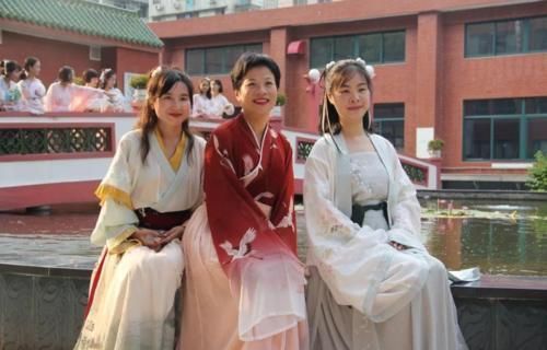 接地气@各科老师穿“汉服”,语文老师古香古韵,历史老师太接地气