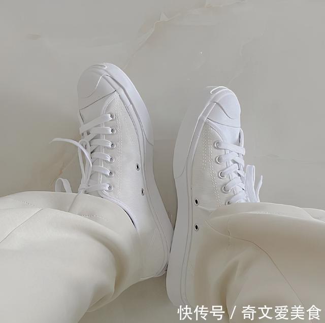 小西装 初春来一双“匡威鞋”,适合多种场合和风格,诠释简约美