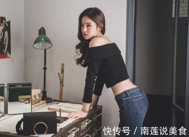 紧身裤 身形紧致的牛仔裤美女,靓丽身材十分有韵味