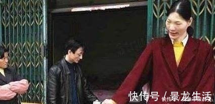 身高|中国第一女巨人，18岁身高就长到2米48，连姚明都得仰着头看她！