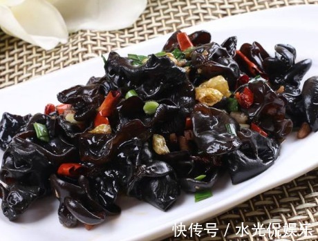 鲜香|炒木耳总是“噼啪”响多加上1个步骤，木耳不炸锅，鲜香还脆爽