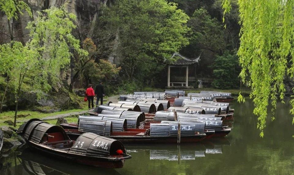 2021年4月，绍兴东湖最美的画面来了，桃红柳绿，小桥乌篷船