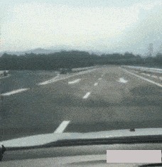 |搞笑GIF段子:小伙子,要不算了吧,大街上挺丢人的!