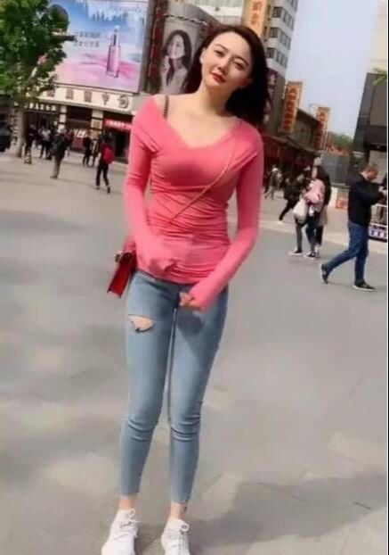 搭配|花季少女斜肩上衣搭配紧身牛仔裤出门，运动范十足，美丽不减分！