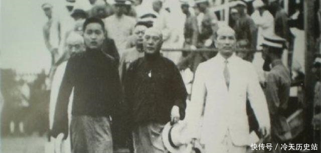 国家|这个婴儿出生时,国家派军队守护产房,还鸣13响礼炮庆祝