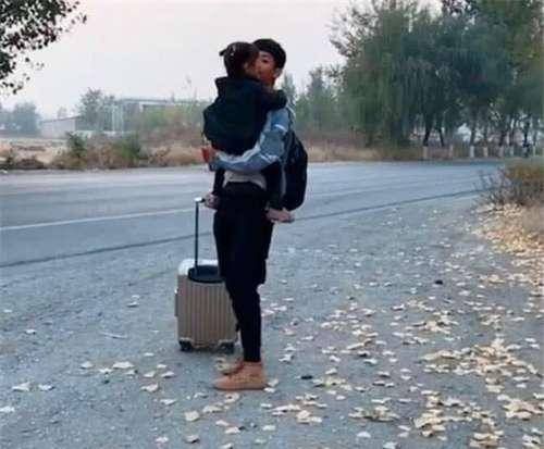 二胎政策|哥哥比妹妹大15岁,每次哥哥要出门都是这场景,妈妈被暖哭