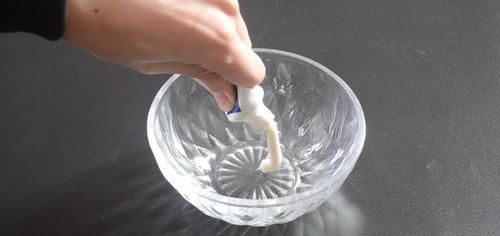 擦玻璃别用水了,教你用一秘招,擦完的玻璃光亮如新,方法太棒了