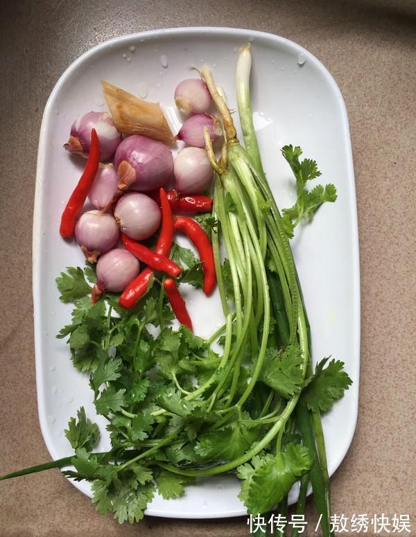 它是鱼腥的“死对头”,炖鱼时加一点,鱼肉更鲜嫩,一点都不腥!