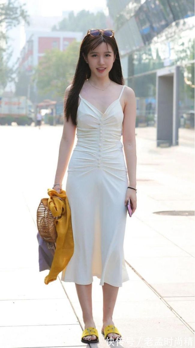 美女|甜心美女,一身乳白色吊带裙,清纯可人!!