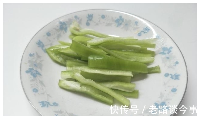 青辣椒|炒土豆丝时,直接倒醋是外行,教你1个妙招,土豆丝好吃不呛口