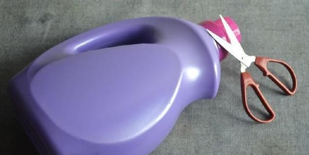 垃圾分类|在洗衣液瓶上剪两刀,就成了一个“收纳盒”,放在卫生间,贼实用