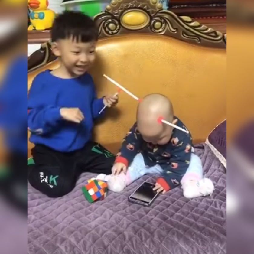 二宝|妈妈生二胎,本以为哥俩会情同手足,谁曾想只是给哥哥生了个玩具