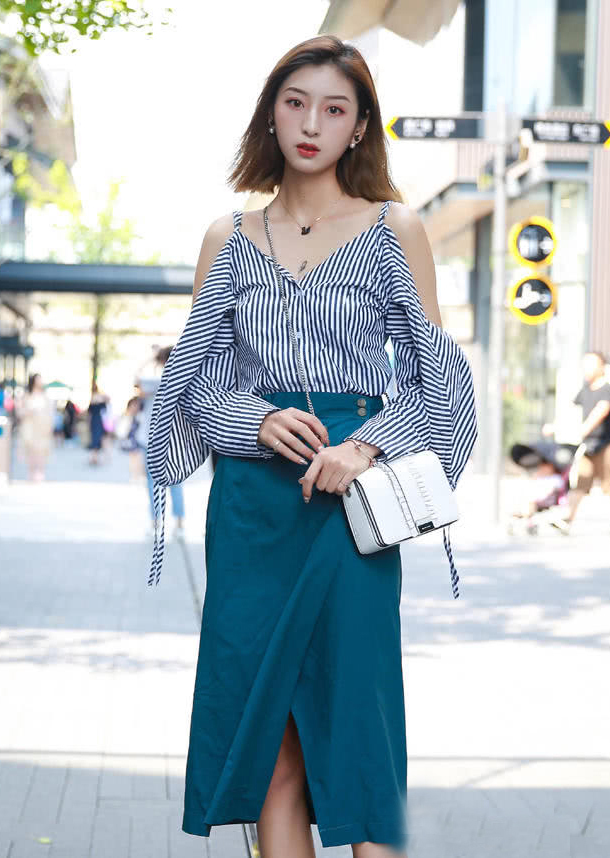 气派|街拍:美女帅气的格子西装简洁气派,搭配起来省事又省心