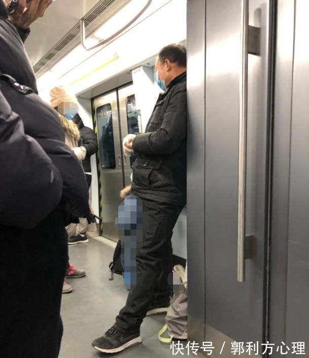 大人|妈妈在地铁里让孩子当众下跪,父母粗暴惩罚对孩子的伤害有多大?