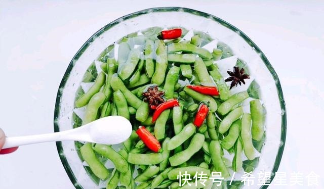 好吃|在家自己做水煮毛豆，比外面买的好吃，制作简单还有营养！