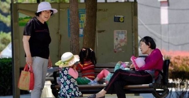 婆媳之间|为什么姥姥成了带娃主力军,并非奶奶不管不顾,而是压根没选择权